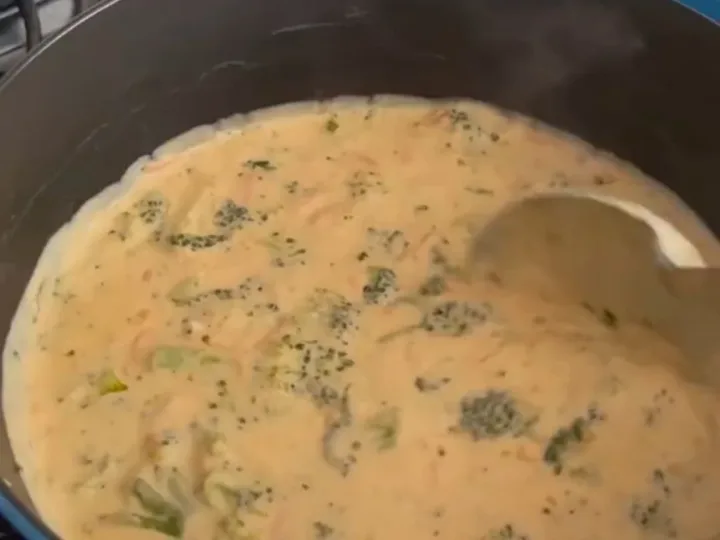 Creamy Broccoli Cheddar Soup – 30-Minute Dinner